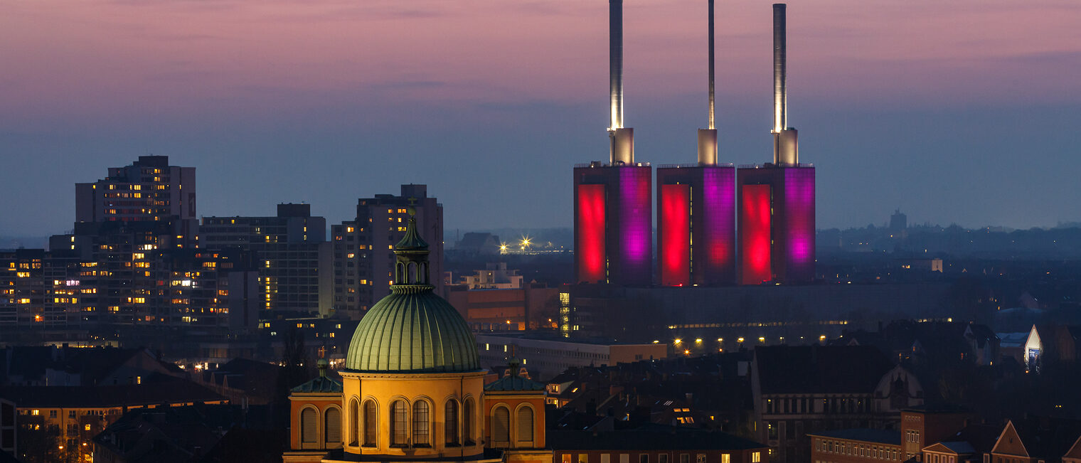 Heizkraftwerk Linden bei Nacht beleuchtet.
