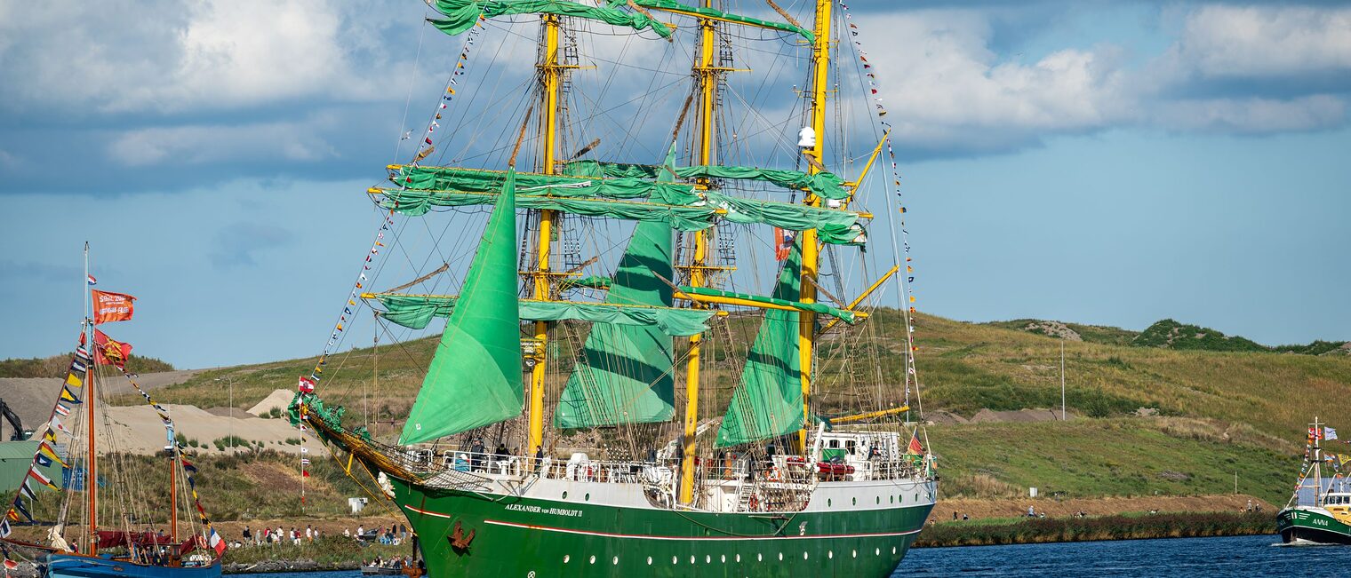 Das Segelschiff Alexander von Humboldt II auf dem Wasser.
