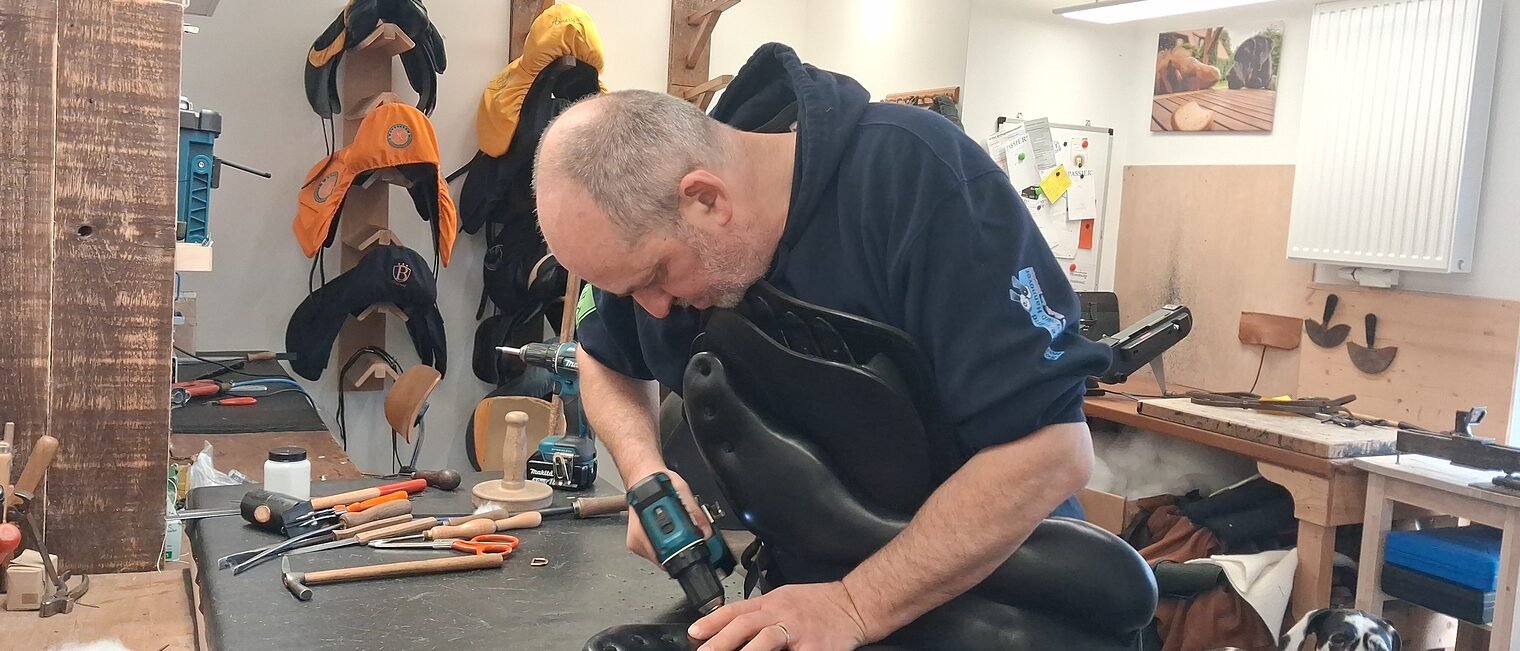 Jens Jadischke bearbeitet einen Sattel