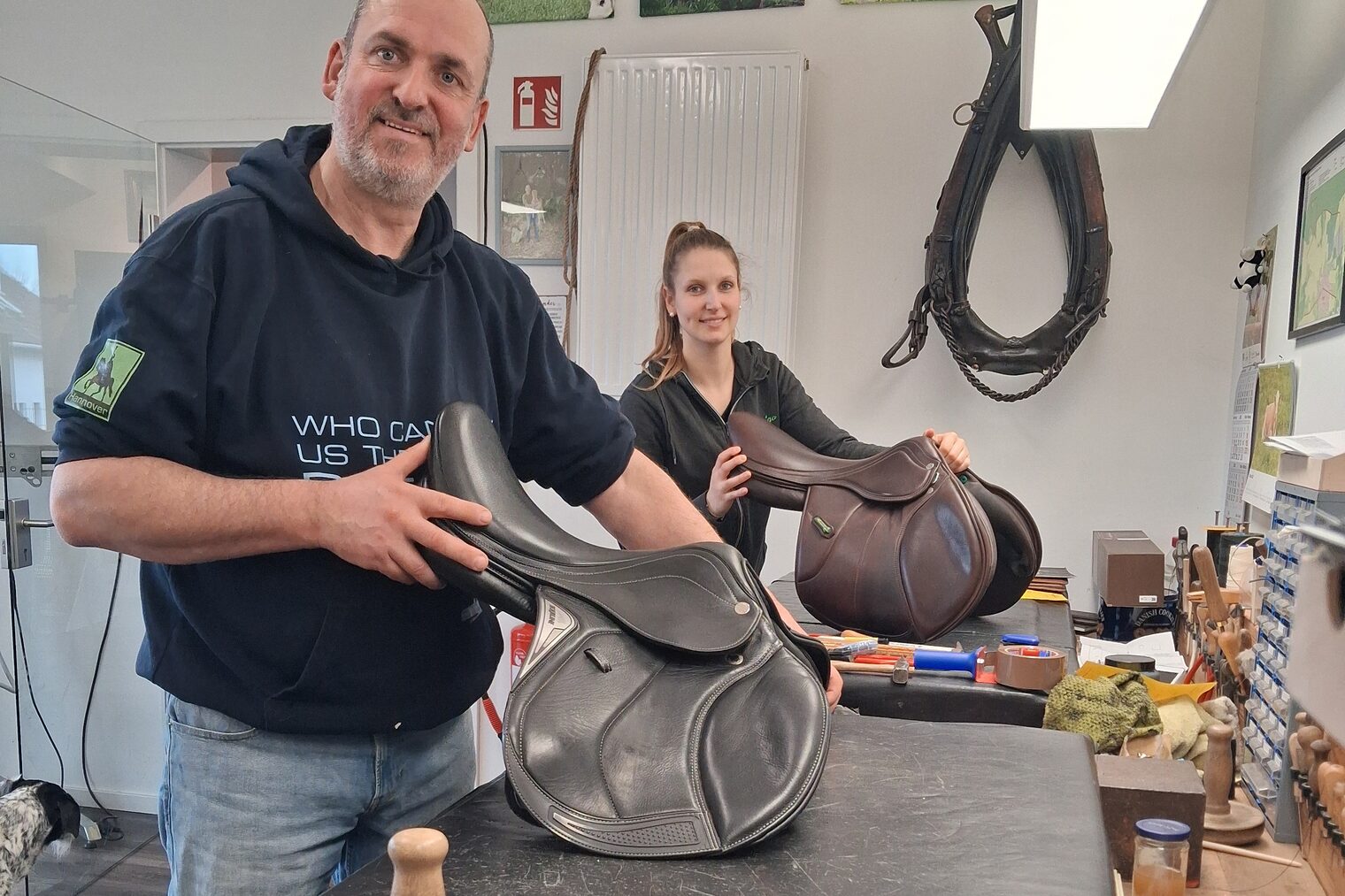 Jens Jadischke mit Tochter Nele in der Werkstatt mit zwei Sätteln.