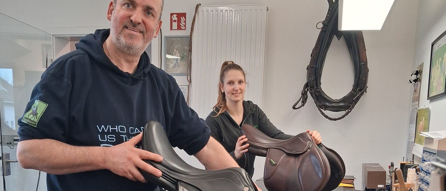 Jens Jadischke mit Tochter Nele in der Werkstatt mit zwei Sätteln.