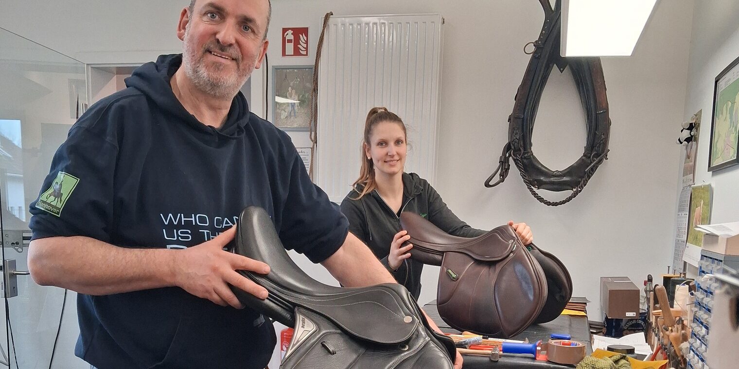 Jens Jadischke mit Tochter Nele in der Werkstatt mit zwei Sätteln.