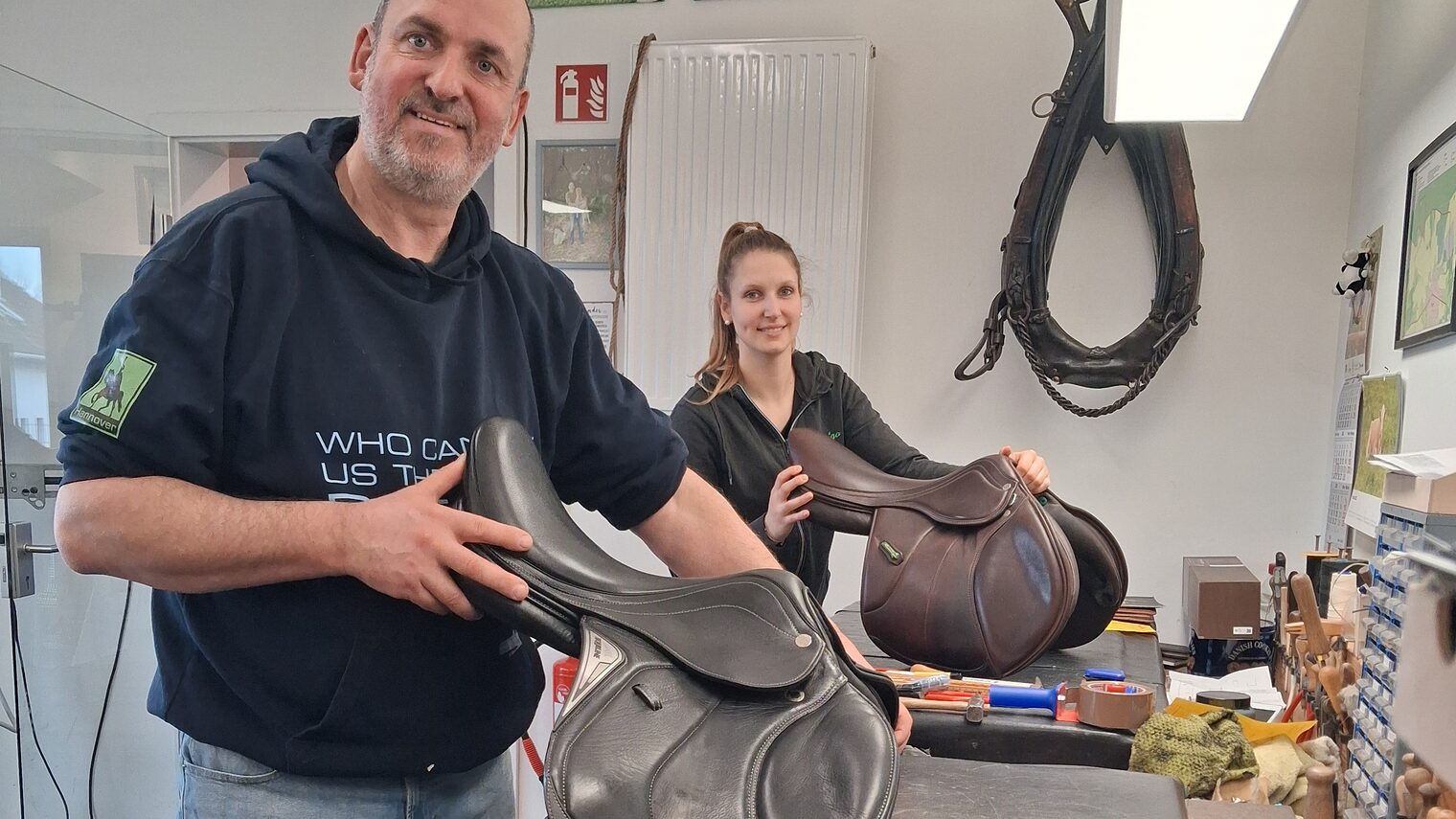 Jens Jadischke mit Tochter Nele in der Werkstatt mit zwei Sätteln.