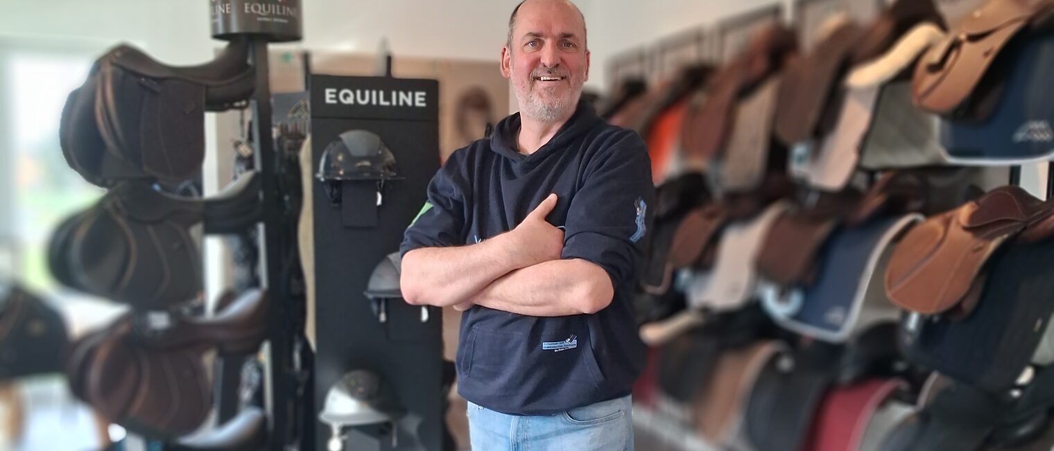 Sattlermeister Jens Jadischke in seinem Betrieb vor Sätteln.