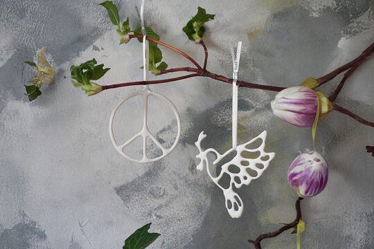 Anhänger aus Keramik: Peace-Zeichen und Taube an einem Ast.
