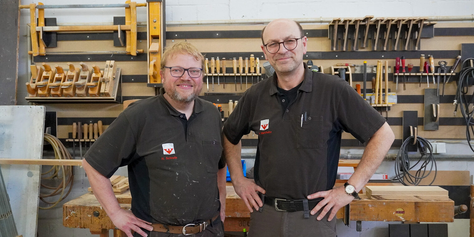 Hanno Schnelle (links) und Kai Wehrhahn (rechts) in der Werkstatt der Tischlerei Wehrhahn.