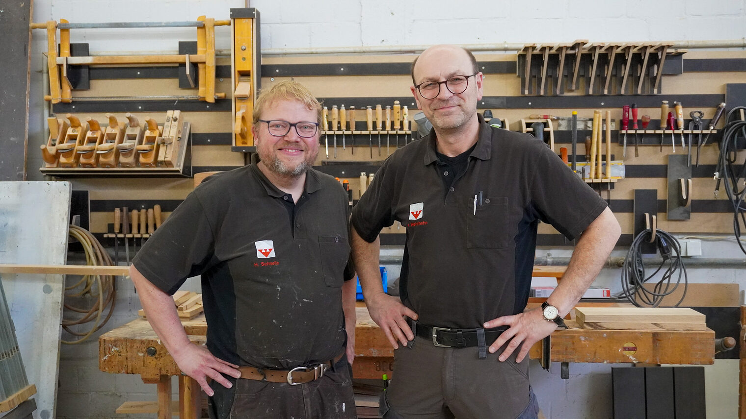 Hanno Schnelle (links) und Kai Wehrhahn (rechts) in der Werkstatt der Tischlerei Wehrhahn.