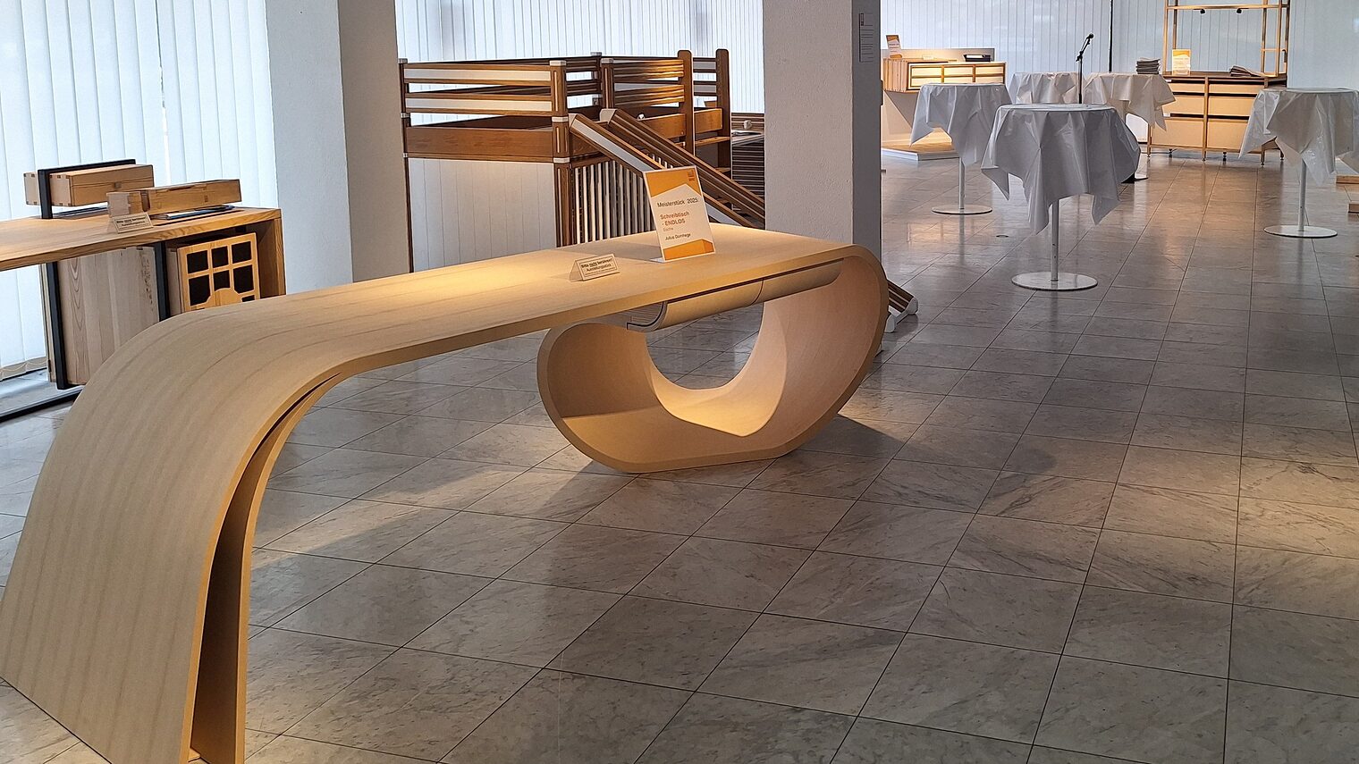 Austellungsräume der Handwerksform mit Tischlermeisterstücken.
