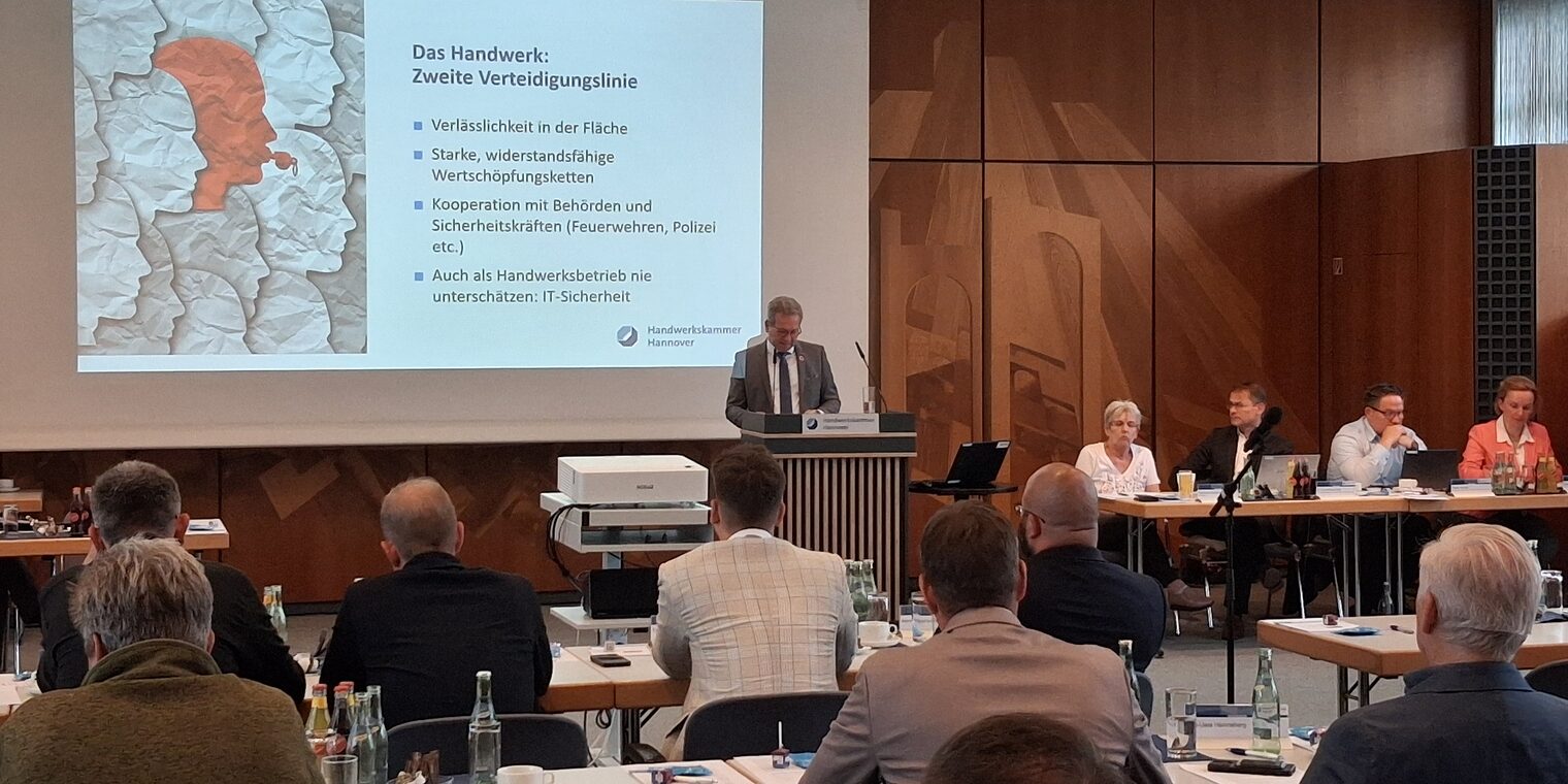 Kammerpräsident Thomas Gehre bei der Frühjahrsvollversammlung 2026.