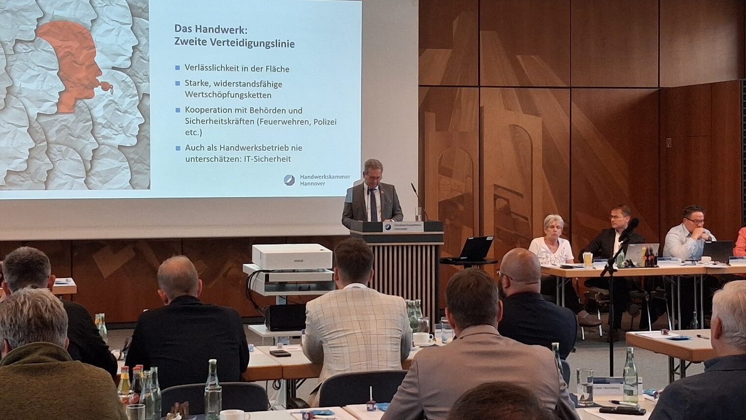 Kammerpräsident Thomas Gehre bei der Frühjahrsvollversammlung 2026.