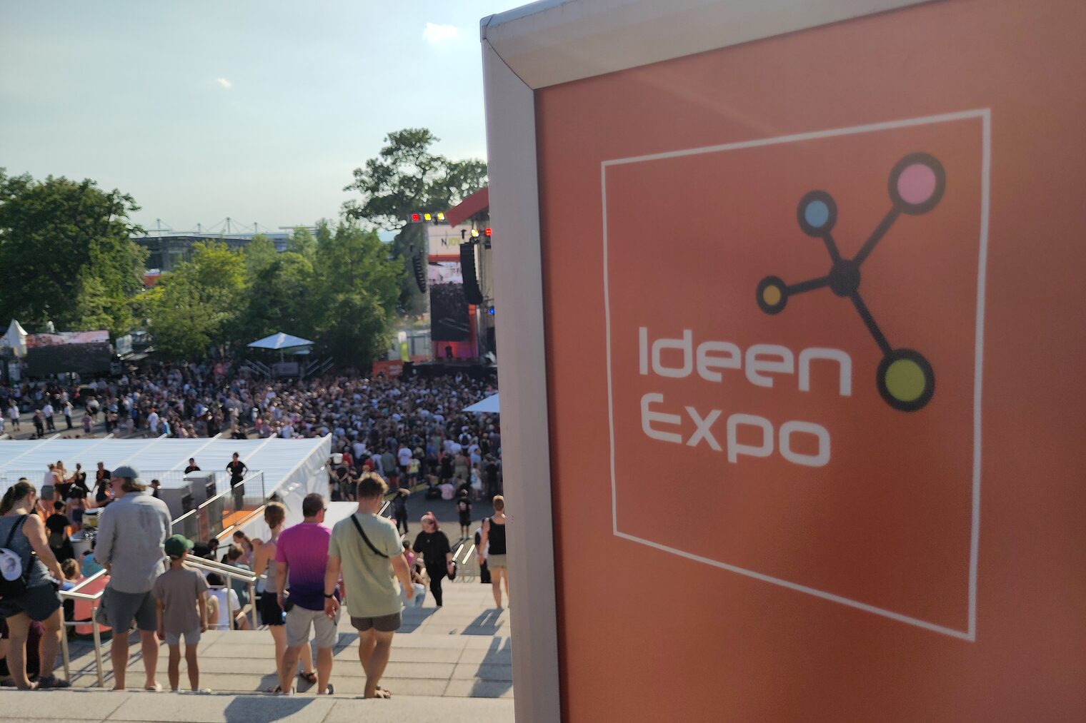Schild mit Aufschirft "IdeenExpo" aus 2026