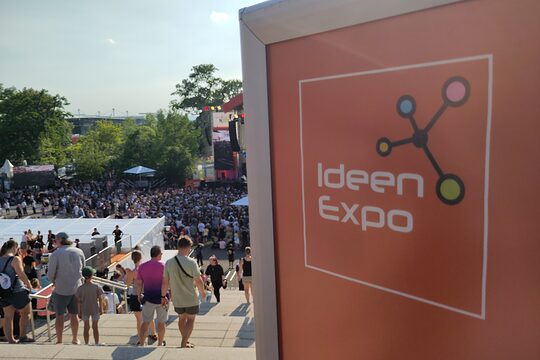 Schild mit Aufschirft "IdeenExpo" aus 2026