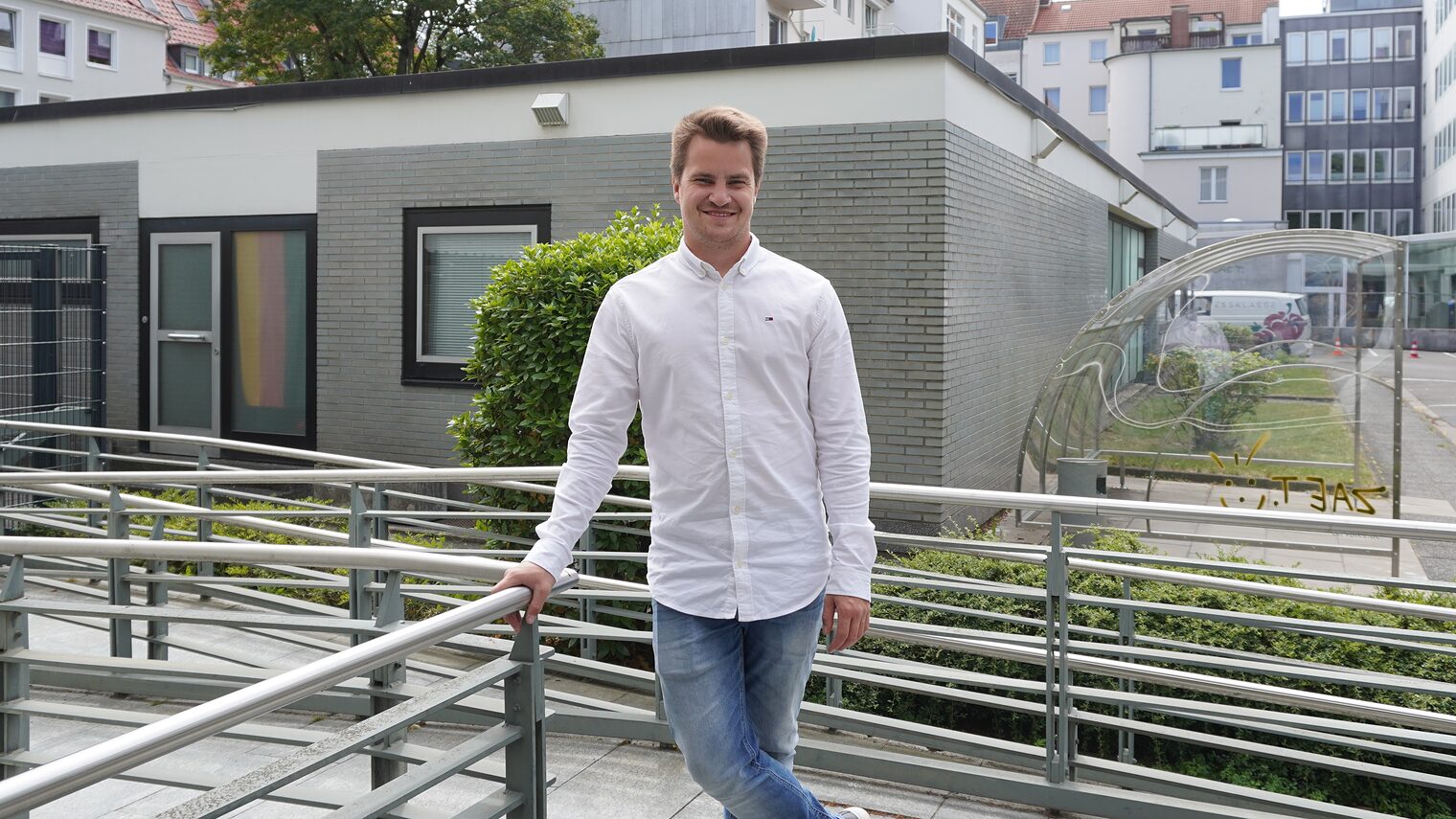 Marvin Sauer auf dem Außengelände der Handwerkskammer Hannover an der Treppe stehend.