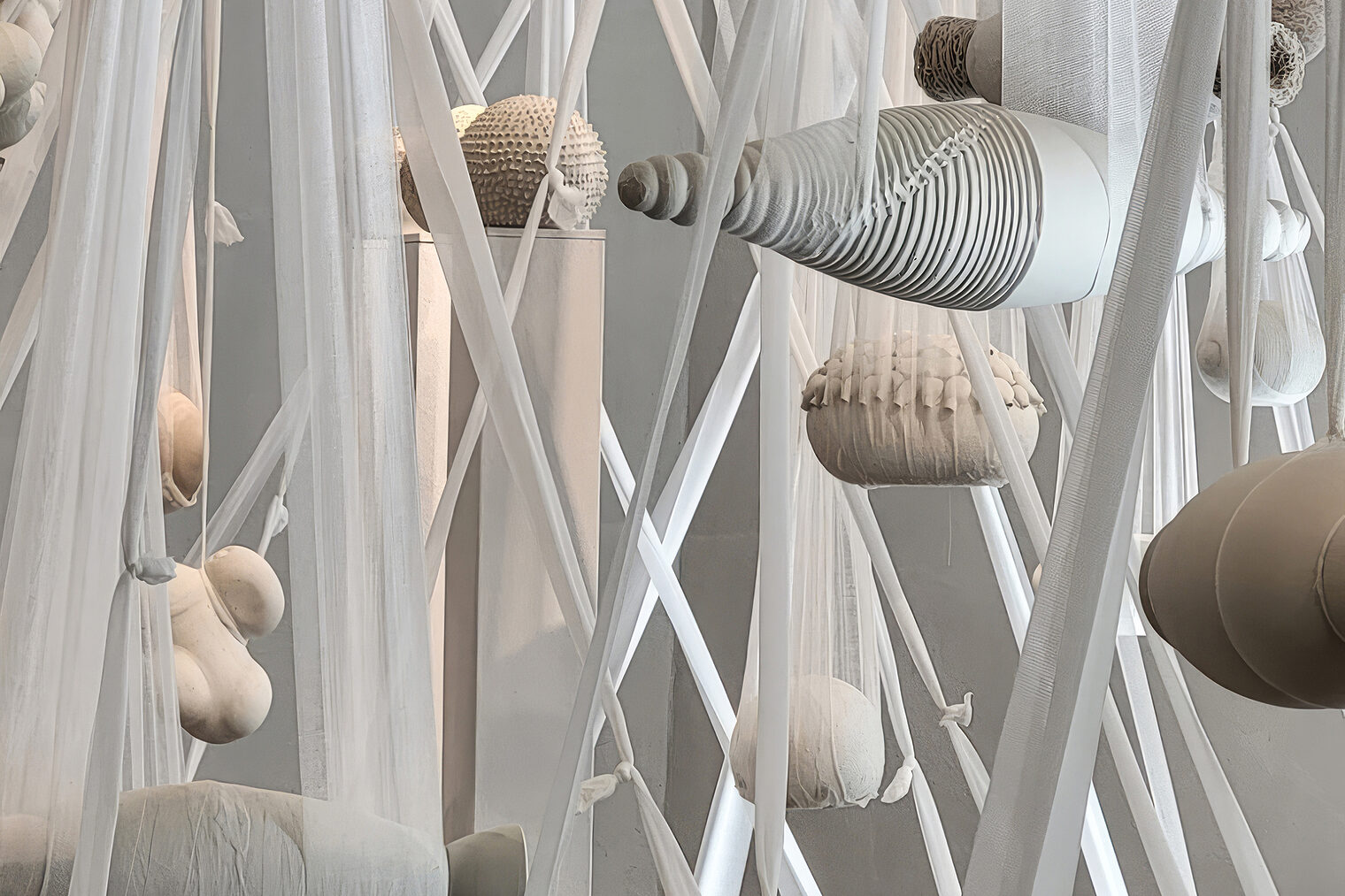 Installation "Hüllen in Mull" von Angela Munz