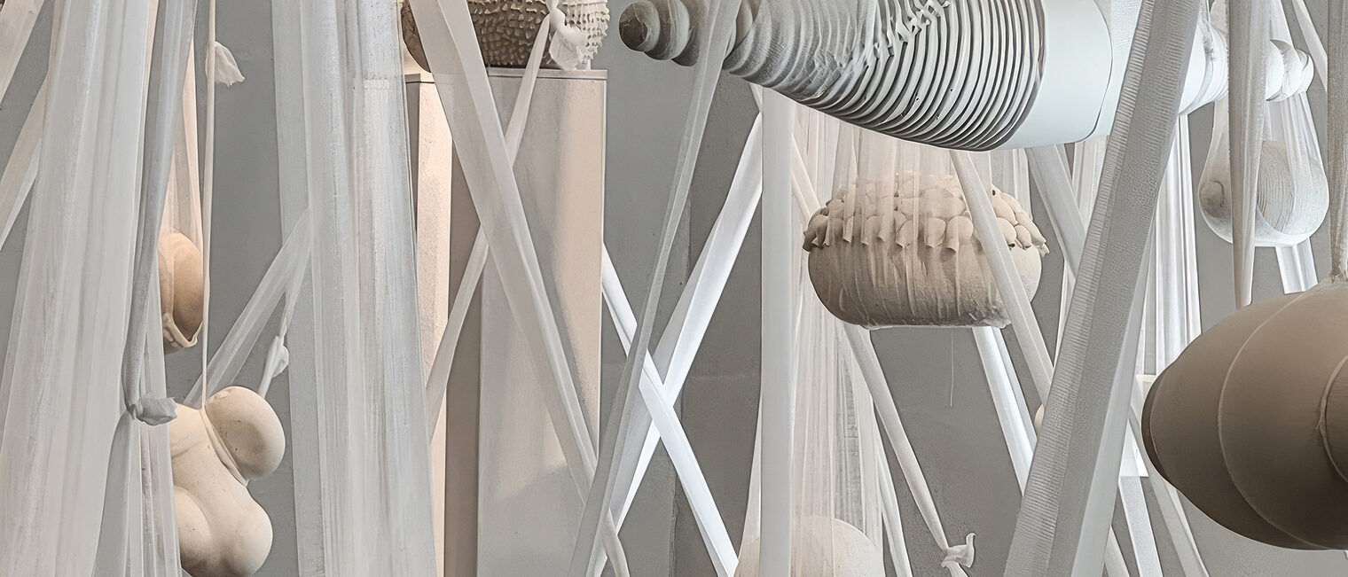 Installation "Hüllen in Mull" von Angela Munz
