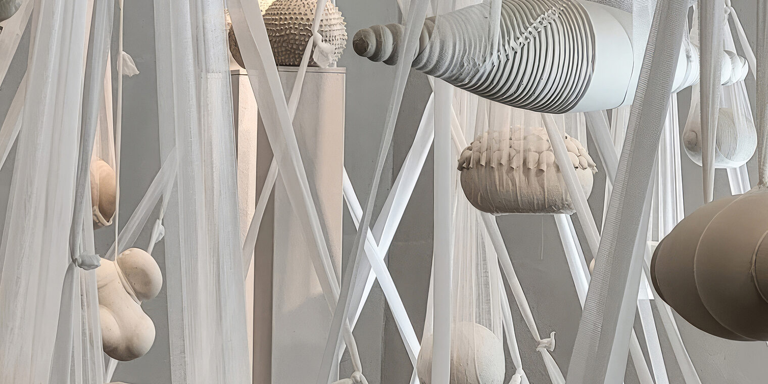 Installation "Hüllen in Mull" von Angela Munz