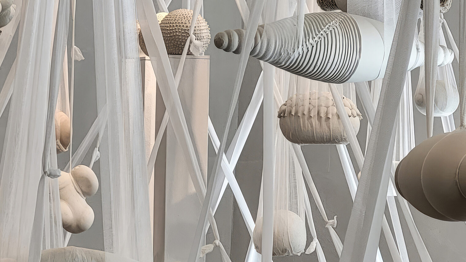 Installation "Hüllen in Mull" von Angela Munz