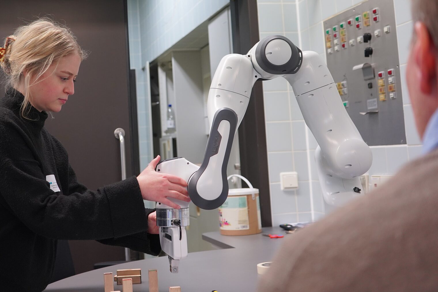 Pauline Schneiders bei der Interaktion mit einem Cobot im KI-Labor der Robokind Stiftung.