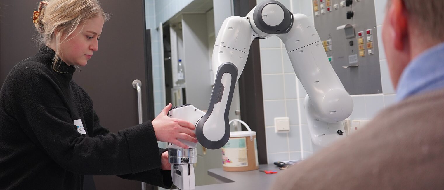 Pauline Schneiders bei der Interaktion mit einem Cobot im KI-Labor der Robokind Stiftung.