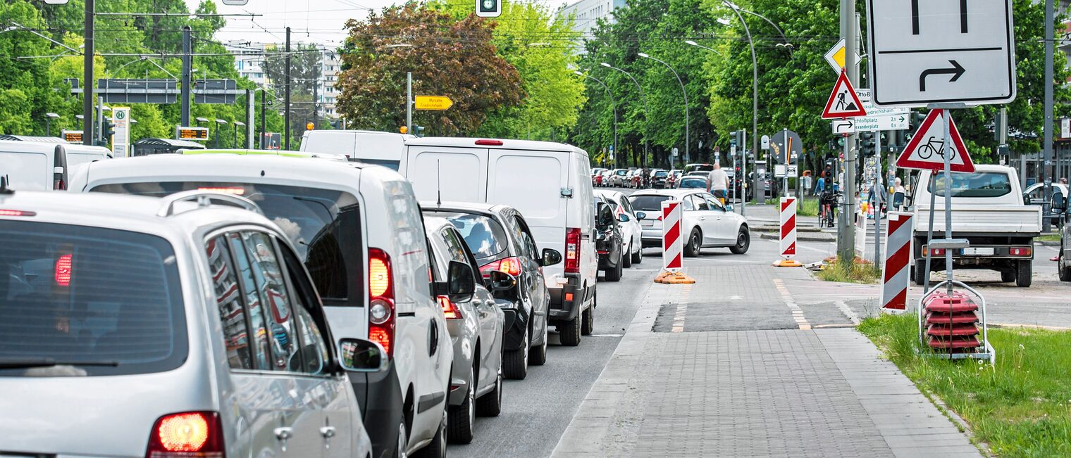 Autos stehen im Stau an einer Baustelle in der Stadt.
