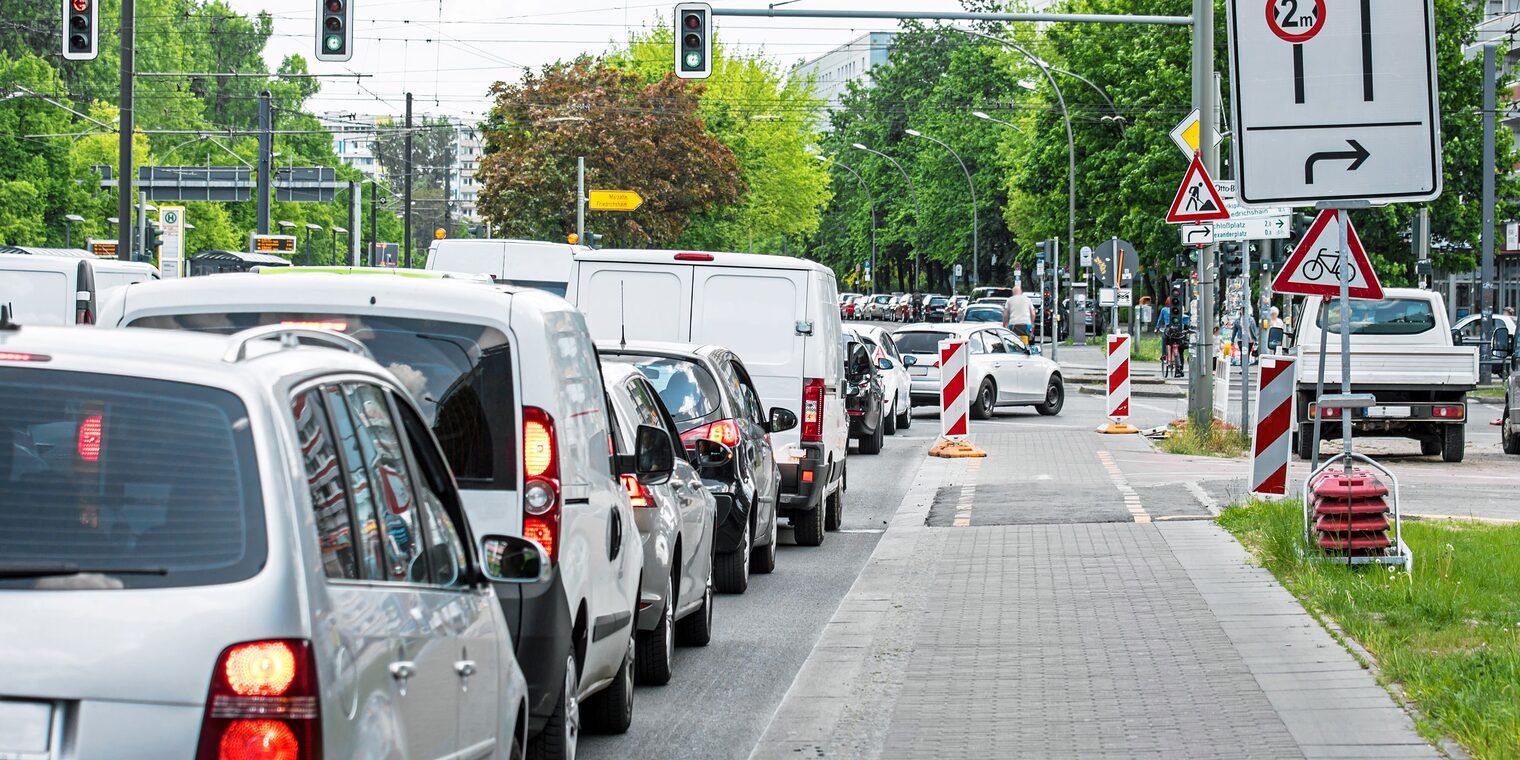 Autos stehen im Stau an einer Baustelle in der Stadt.