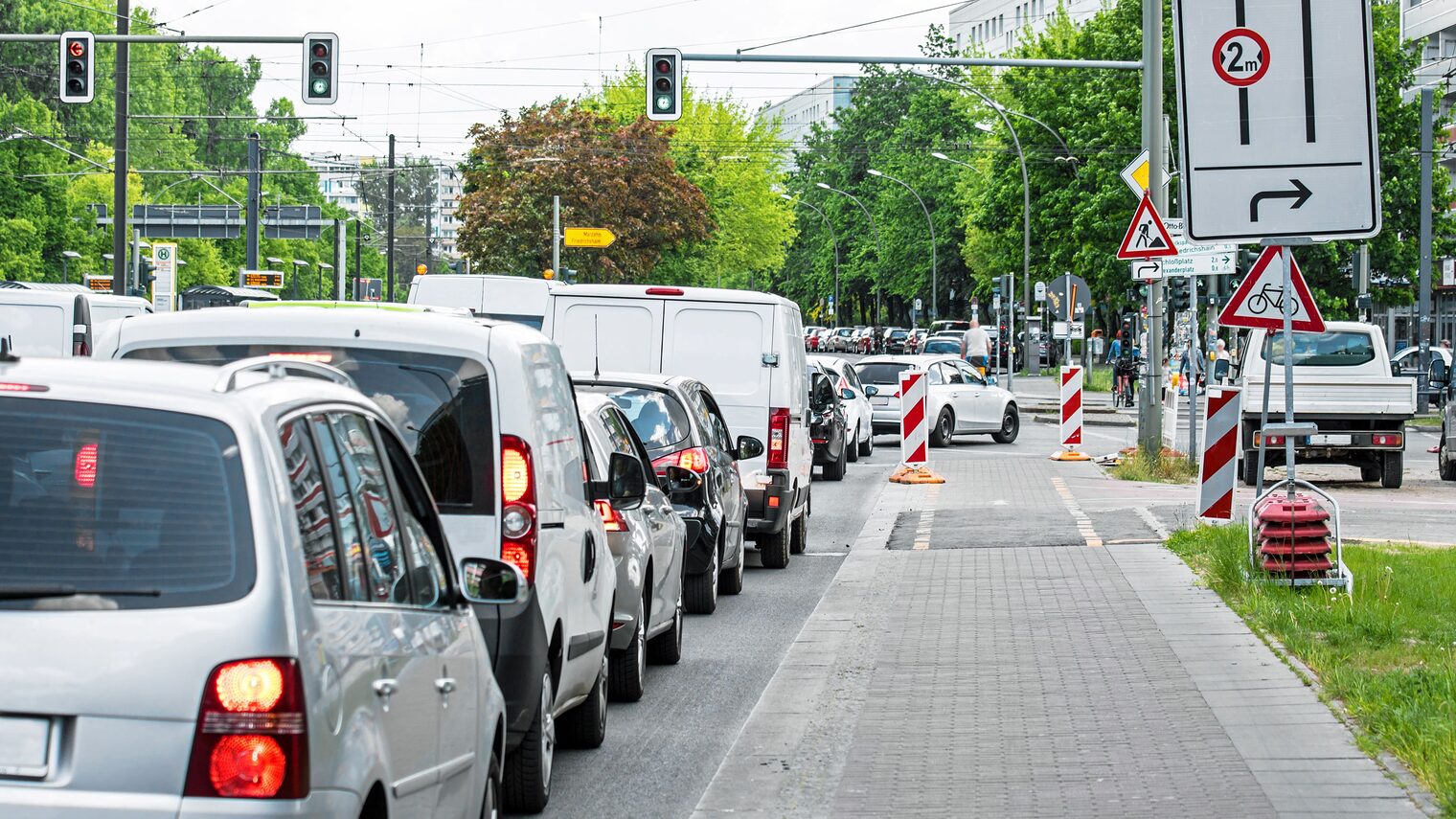 Autos stehen im Stau an einer Baustelle in der Stadt.