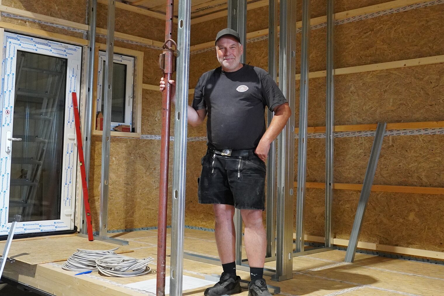 Tischlermeister Dirk Hanne auf einer Baustelle