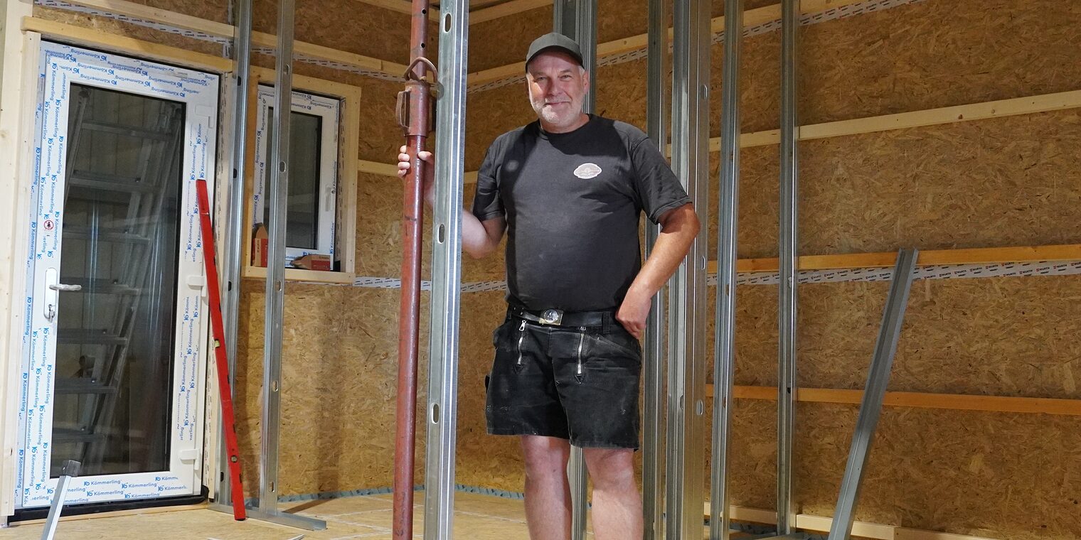 Tischlermeister Dirk Hanne auf einer Baustelle