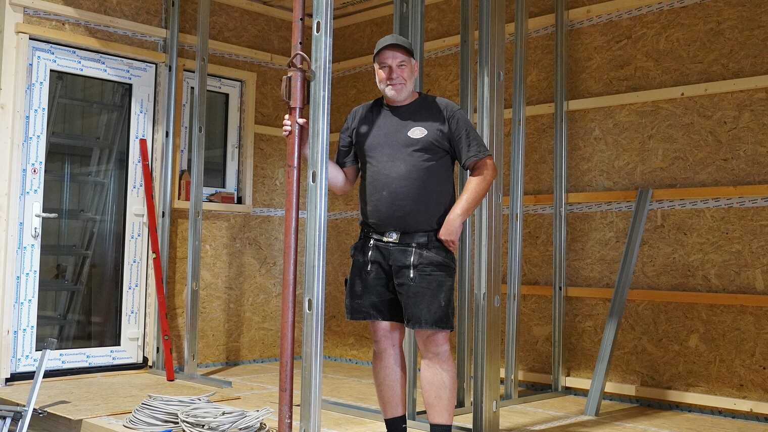 Tischlermeister Dirk Hanne auf einer Baustelle