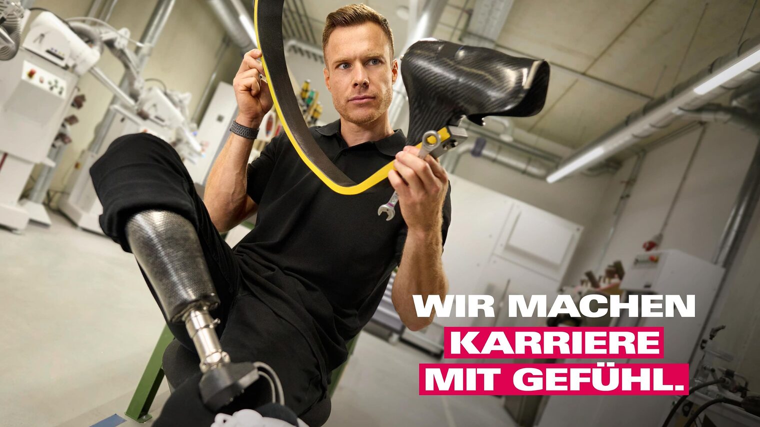 Paralympics-Star Markus Rehm mit Sprungprothese in der Hand.