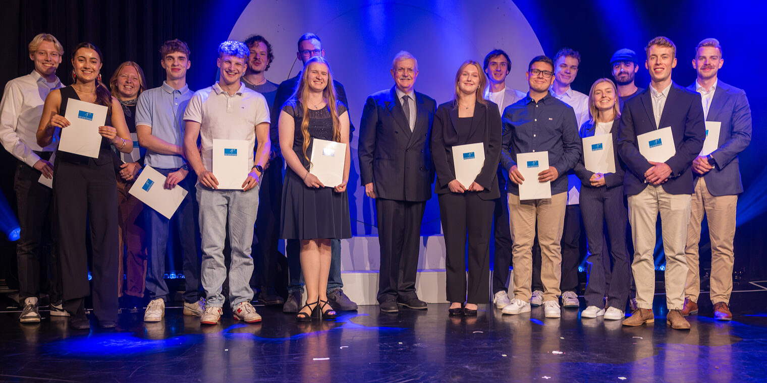 Alle Kurt-Alten-Preisträgerinnen und -preisträger auf der Bühne mit ihren Urkunden.